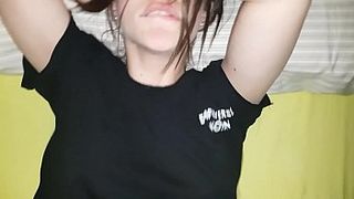 Парень имеет свою пьяную телку в выбритую пизду и снимает всё на камеру