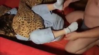 Отчим жестко трахает в жопу падчерицу с татуировкой на ребрах