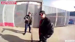 Пикапер снял на улице двух сестер и отодрал каждую в машине