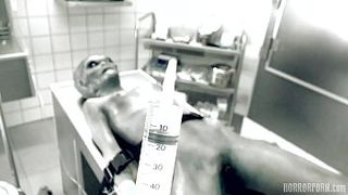 Патологоанатом помастурбировал инопланетянке пизду и выебал ее на столе