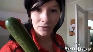 Взрослая баба с большими сиськами дрочит огурцом пизду