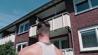 Мужик выебал свою соседку на кровати своим толстым членом после того как трахнул ее в рот