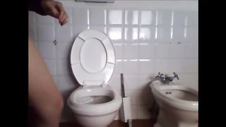 Жесткое видео в котором девушка писает через колготки, а потом показывает свою раздолбанную пизду