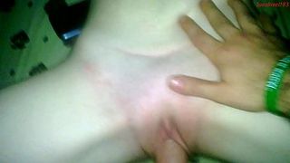 Чувак снимает на камеру как трахает свою спящую подругу