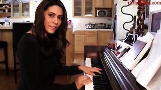 Грудастая телочка раздевается и показывает, как на неё нужно дрочить