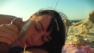 Брюнетка отсасывает парню на пляже до спермы на личике