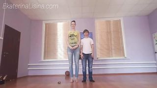 Высокая баба позирует перед камерой вместе со своим низеньким парнем