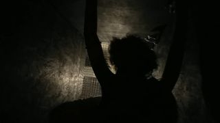 Парень ебет раком безотказную давалку в туалете ночного клуба