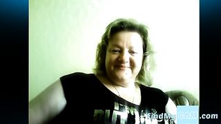 Зрелая домохозяйка показывает перед вебкой свои огромные буфера